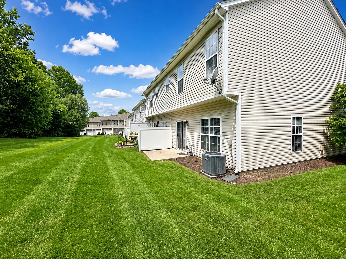 3 bed, 2.5 bath, 1717 sqft, $1,890 — Photo 4
