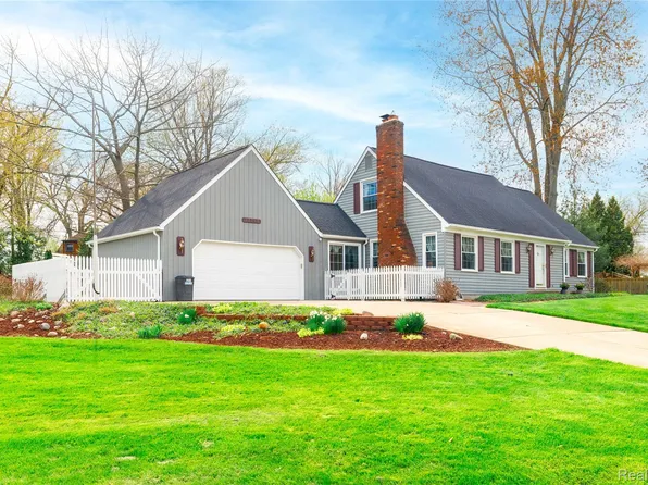 27758 Johnson Rd, Grosse Ile, MI 48138