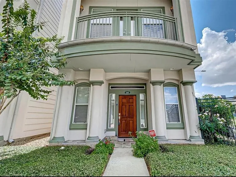 1215 Wentworth St — Photo 1