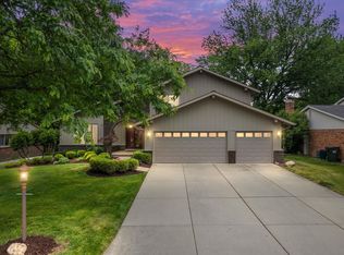613 Plum Ridge Dr, Rochester Hills, MI 48309