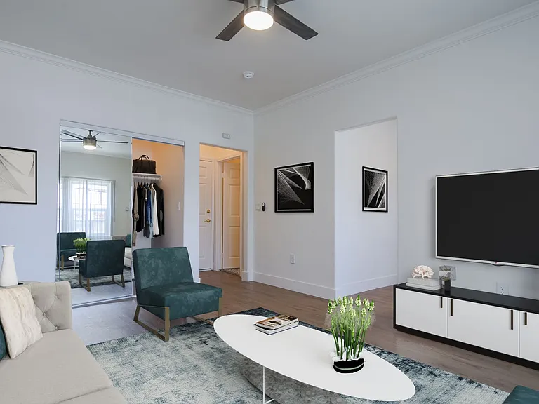 5200 Hollywood Blvd — Photo 10