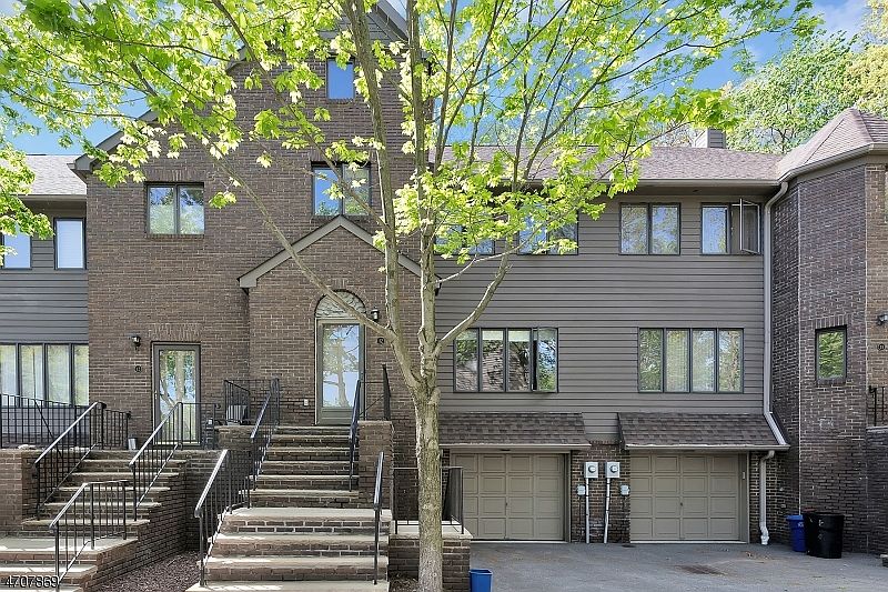 1st image of 12 Village Green Ct