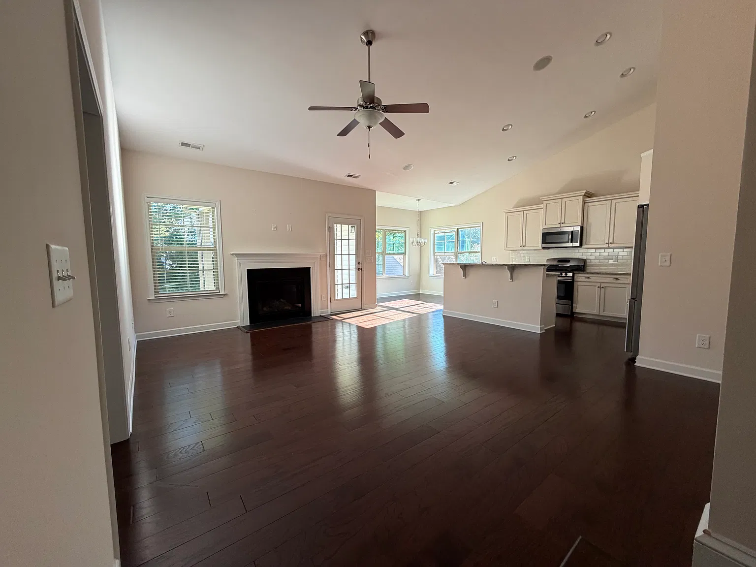 3 bed, 2151 sqft, $2,400 — Photo 3