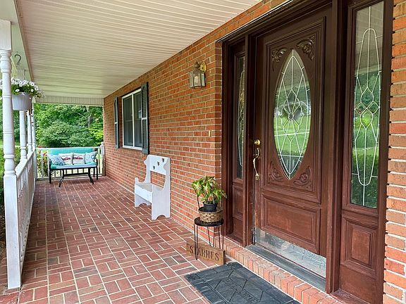 3rd image of 2 Dogwood Ln