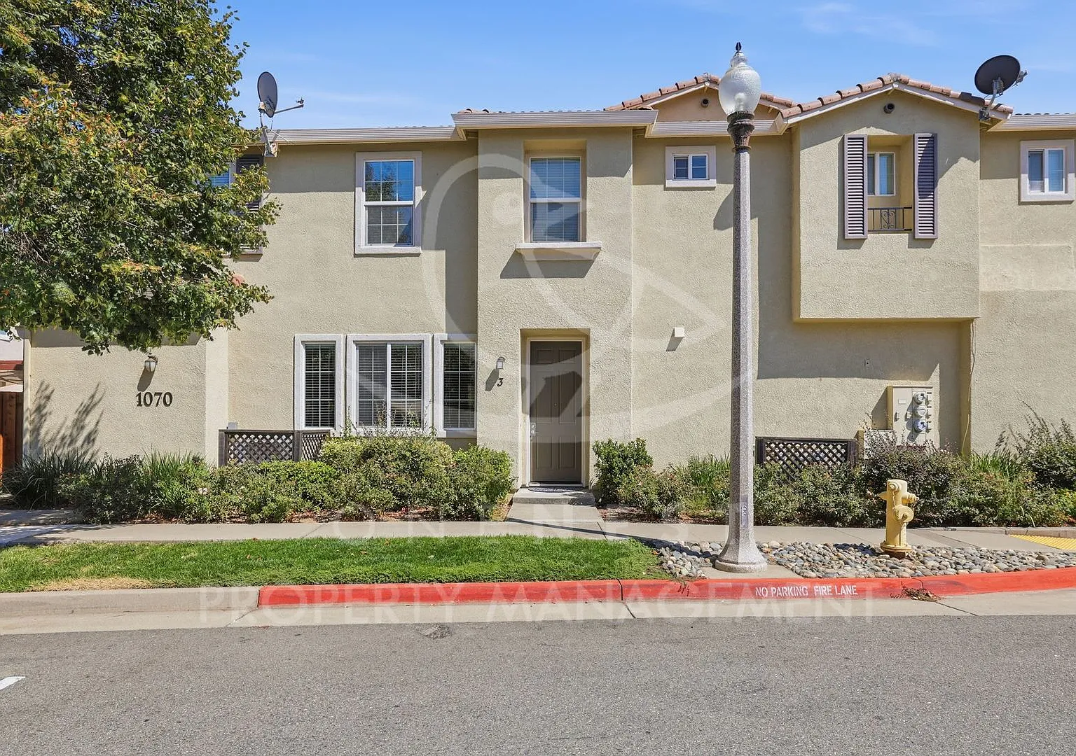 Welcome to 1070 Sierra View Circle #3 a charming 3-bedroom, 2.5-bathroom townhome in Lincoln Cros... — Photo 1
