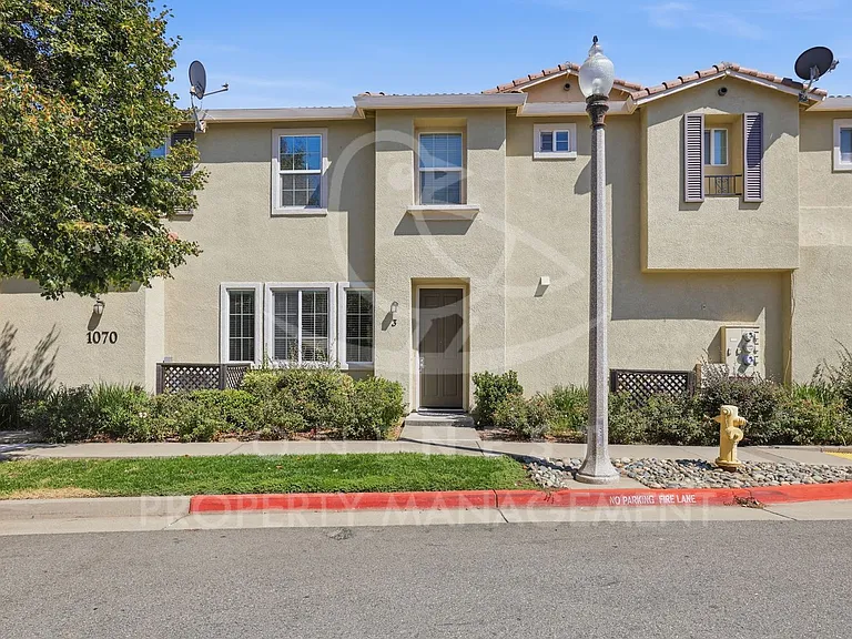 1070 Sierra View Cir #3 — Photo 1