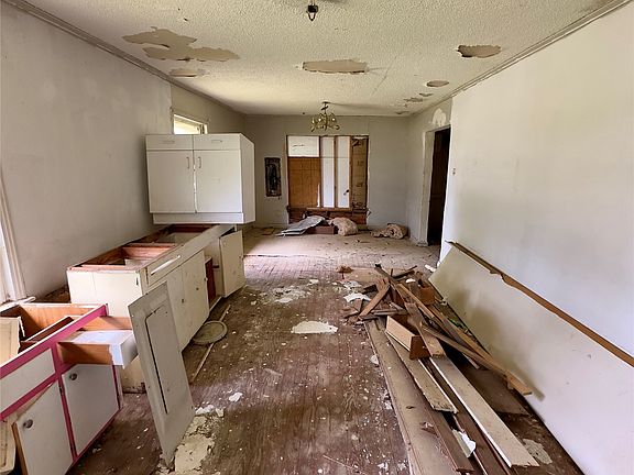 4th image of 228 League St S