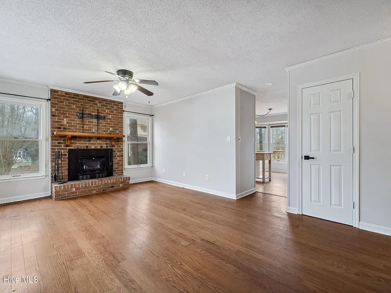 406 S Brookside Ct — Photo 3