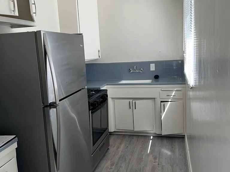 600 S Oak Knoll Ave #4 — Photo 4