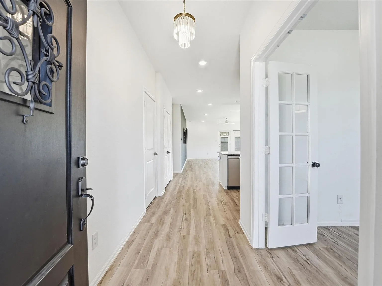 4 bed, 2.0 bath, 1939 sqft, $2,350 — Photo 2