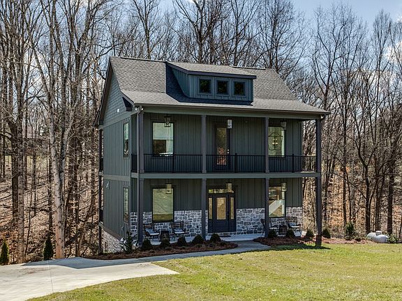 3rd image of 30 White Oak Ln