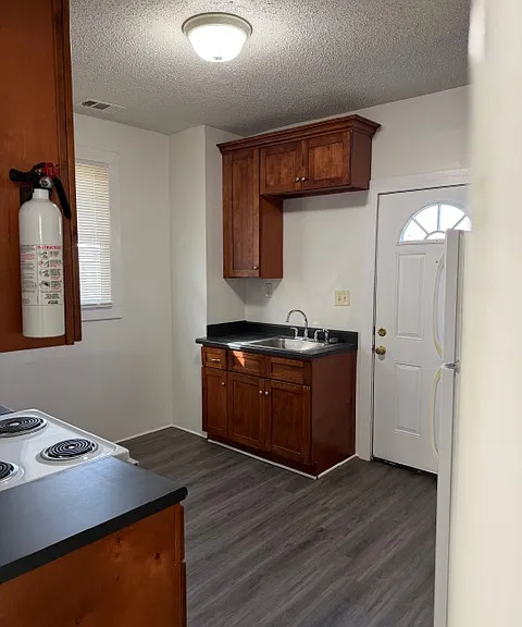 540 E Waldburg St #B — Photo 8