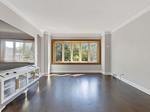 3rd image of 3216 N Pioneer Ave