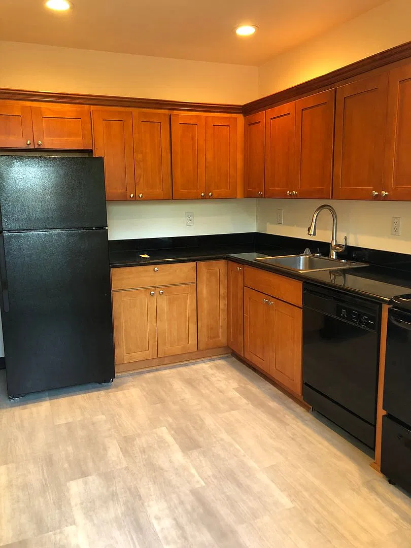 Kenton charmer, built-ins, parking, onsite laundry, and more! — Photo 1