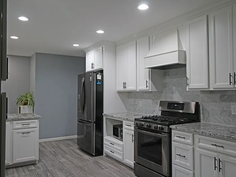 4136 Kings Dr — Photo 1