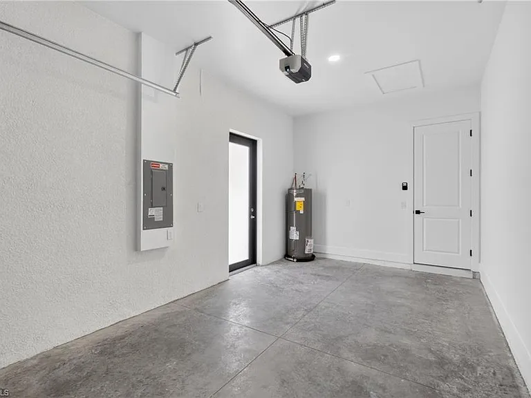 1213 Dodwin St E — Photo 23