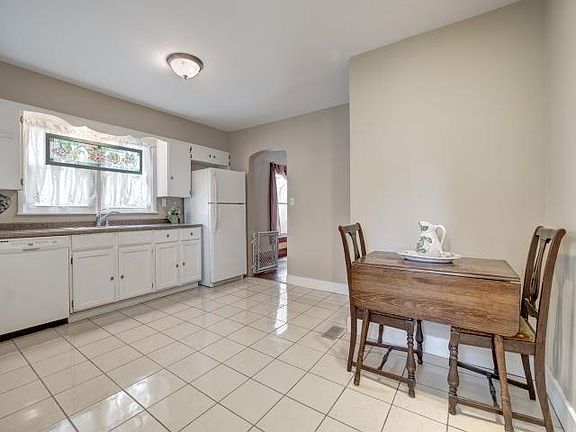 4th image of 308 S Ash St