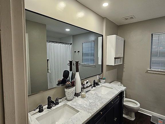 3rd image of 109 Calverdale Cir