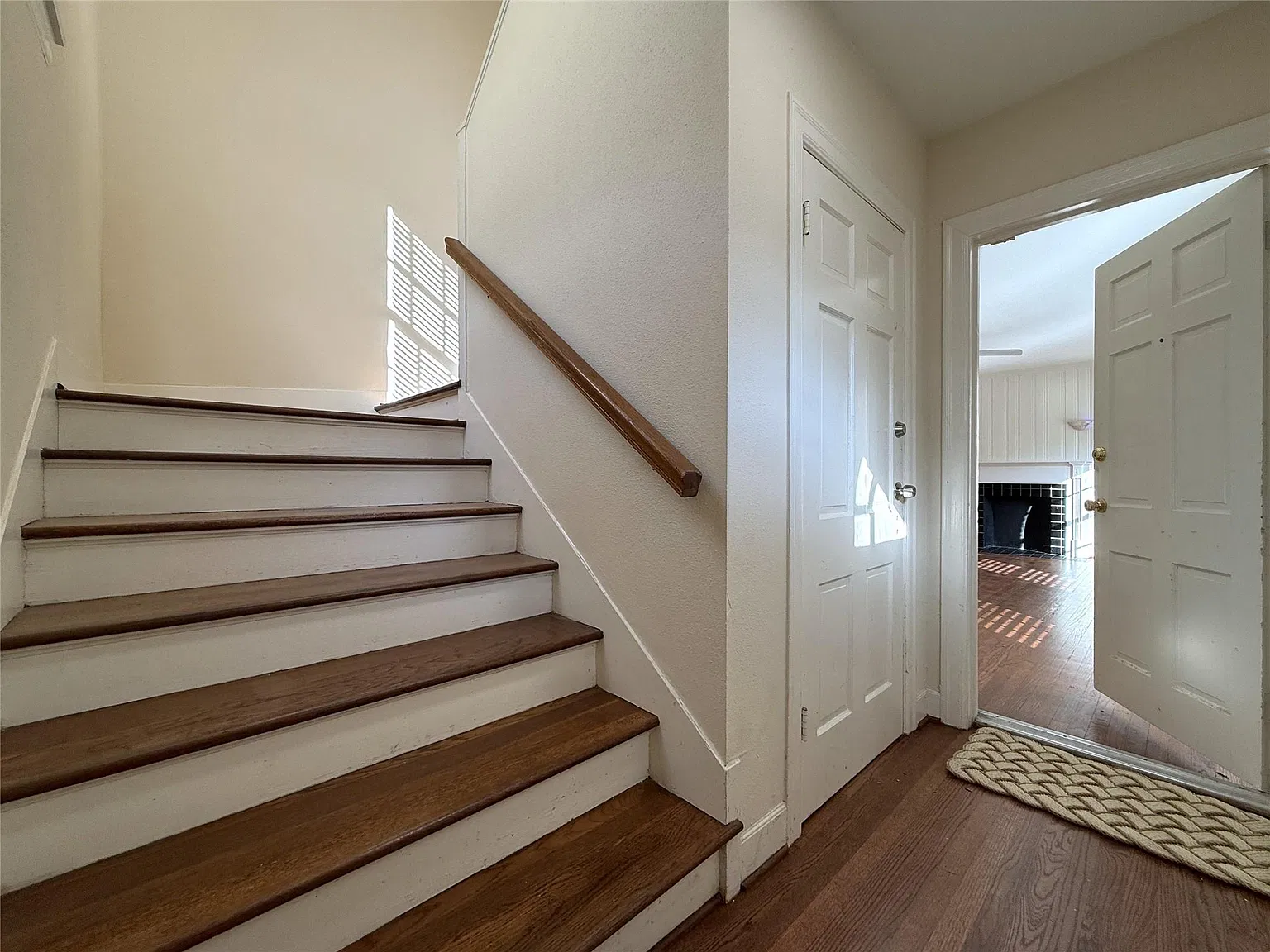 2 bed, 2.0 bath, 1601 sqft, $2,100 — Photo 2