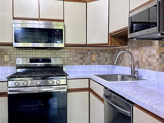 5th image of 1211 Woodhaven Dr Unit 1211