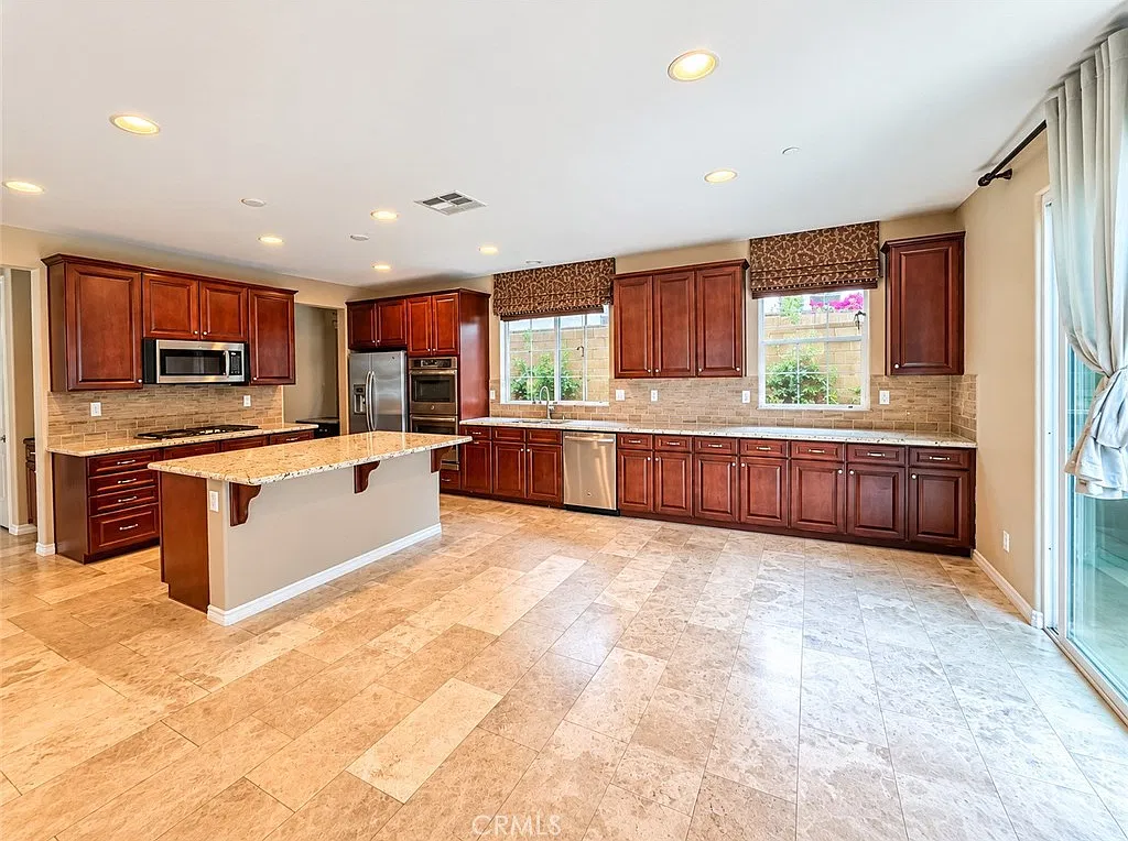 3 bed, 2.5 bath, 1971 sqft, $5,000 — Photo 4