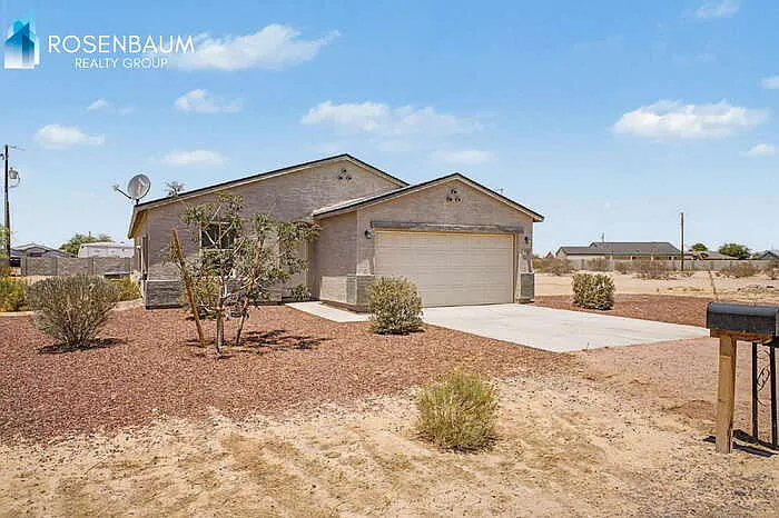 3 bed, 2.0 bath, 1619 sqft, $1,545 — Photo 2