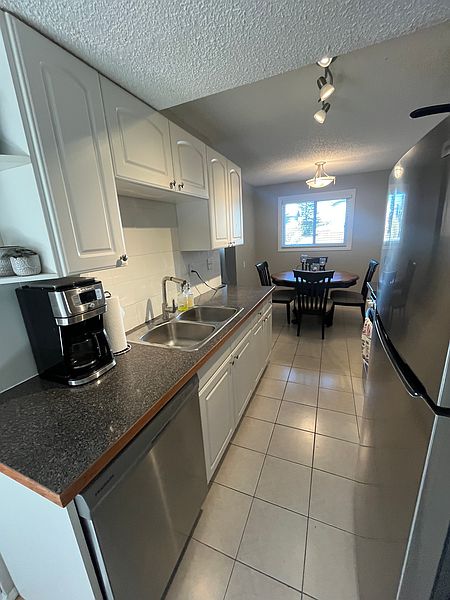 Calgary Townhouse for rent - 3 Bedrooms — photo 4