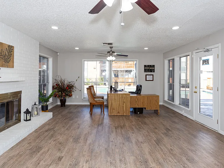 Leasing Office 02