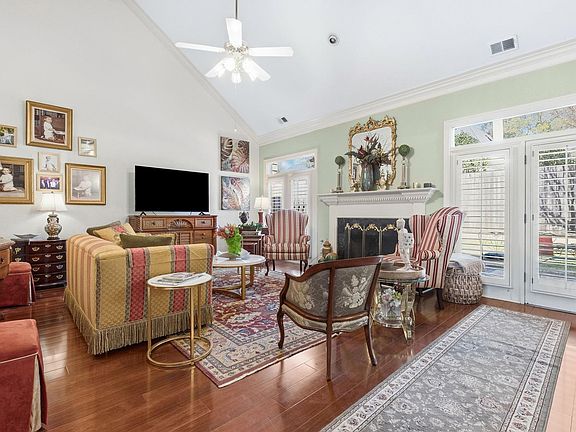 4th image of 536 Lexington Park Cir E