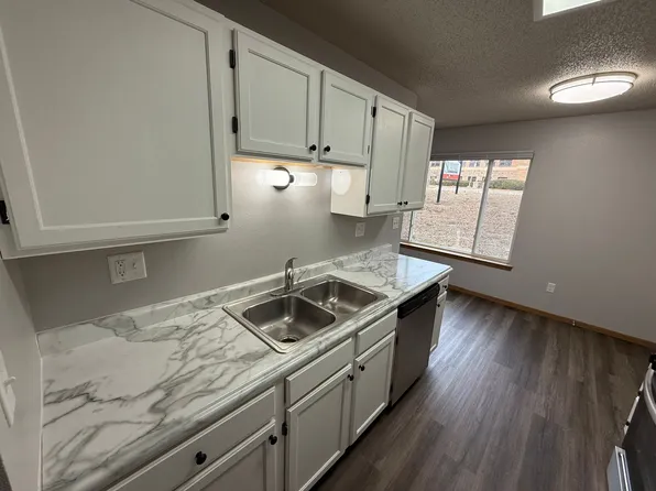 Summit Apartments, 1000 S Summit Ave APT 2, Sioux Falls, SD 57105