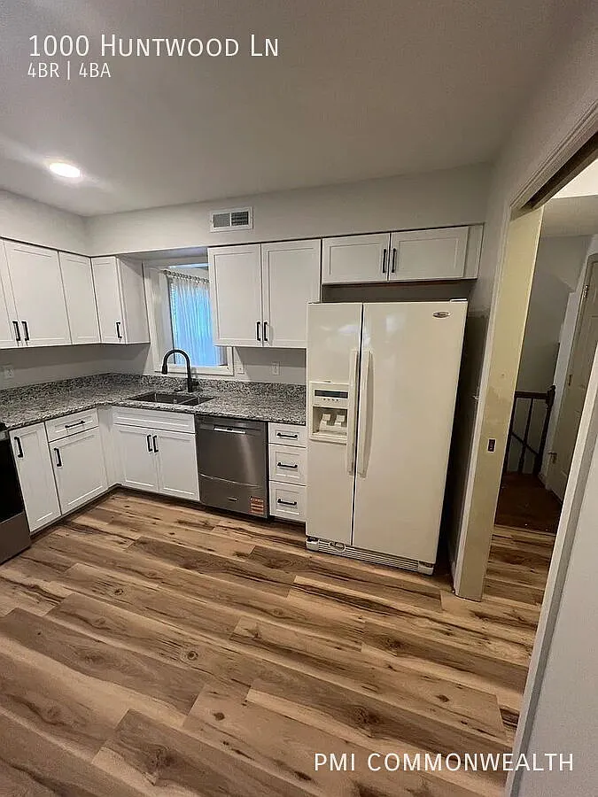 4 Bed / 3.5 Bath Townhouse (Available Now) — Photo 3