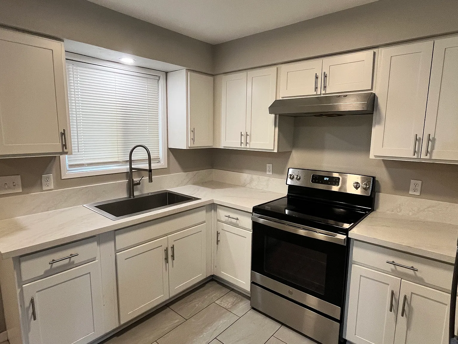 2 bed, 850 sqft, $1,730 — Photo 2