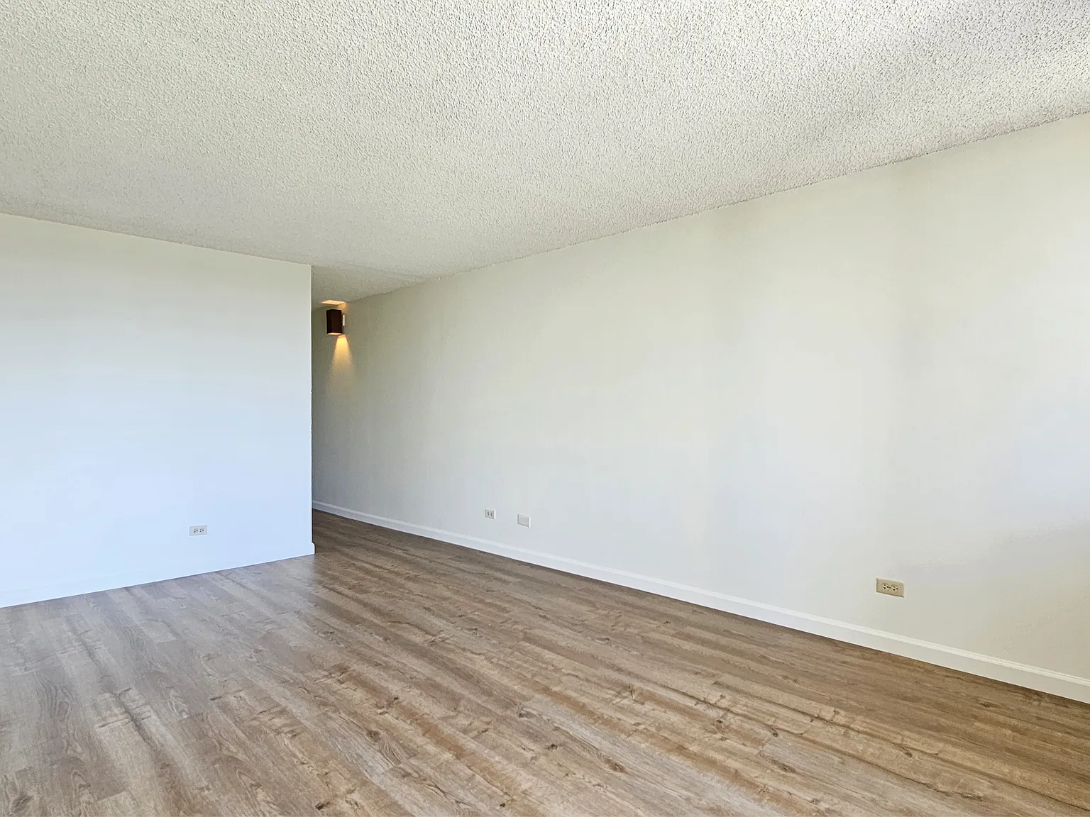 1 bed, 567 sqft, $2,100 — Photo 2