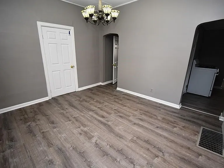 1355 E Walnut St — Photo 6