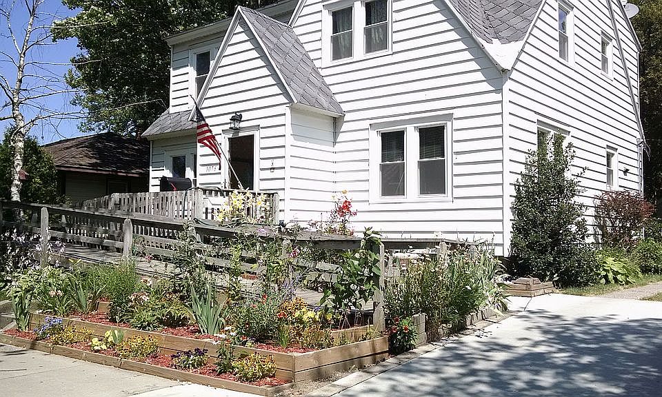 1st image of 1076 W Larch Ave
