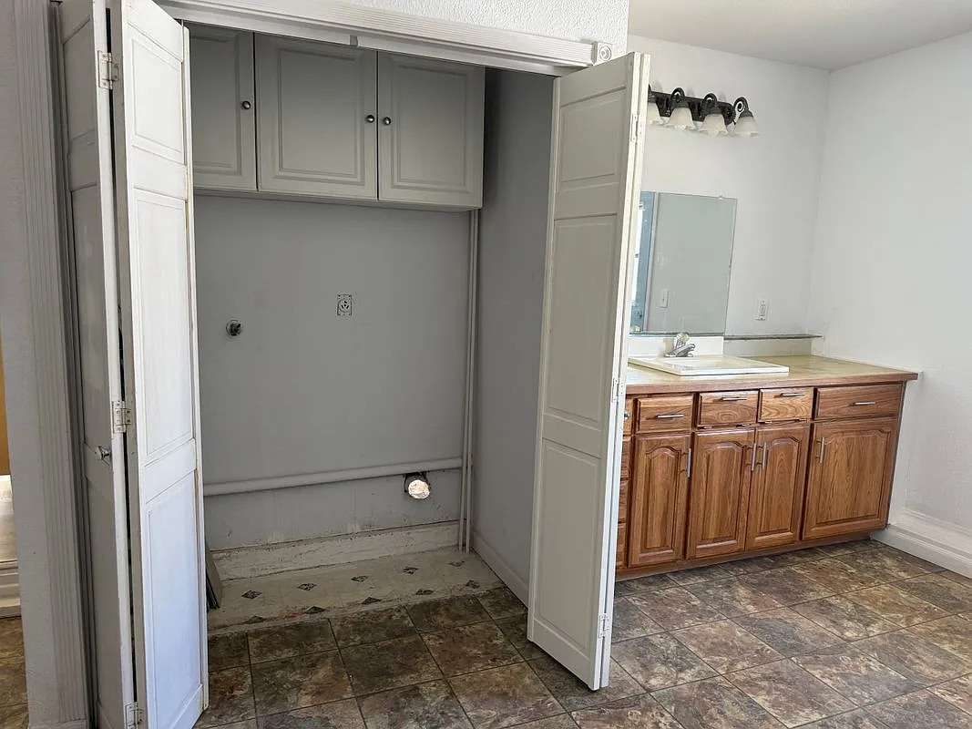 2 bed, 1.0 bath, 887 sqft, $2,000 — Photo 4