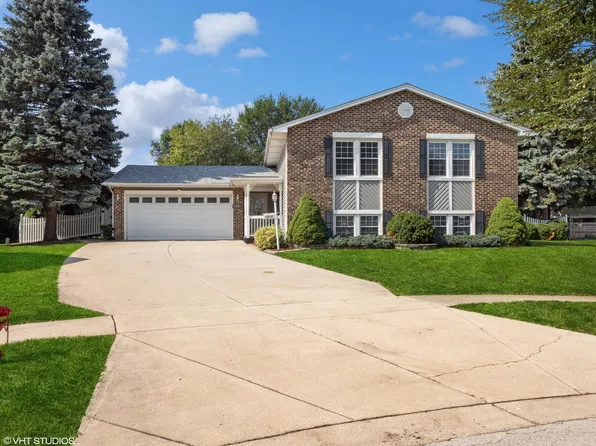 1046 Memphis Cir, Elk Grove Village, IL 60007