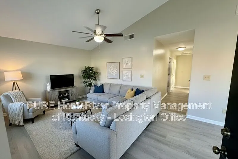 3 bed, 2.0 bath, 975 sqft, $1,395 — Photo 2
