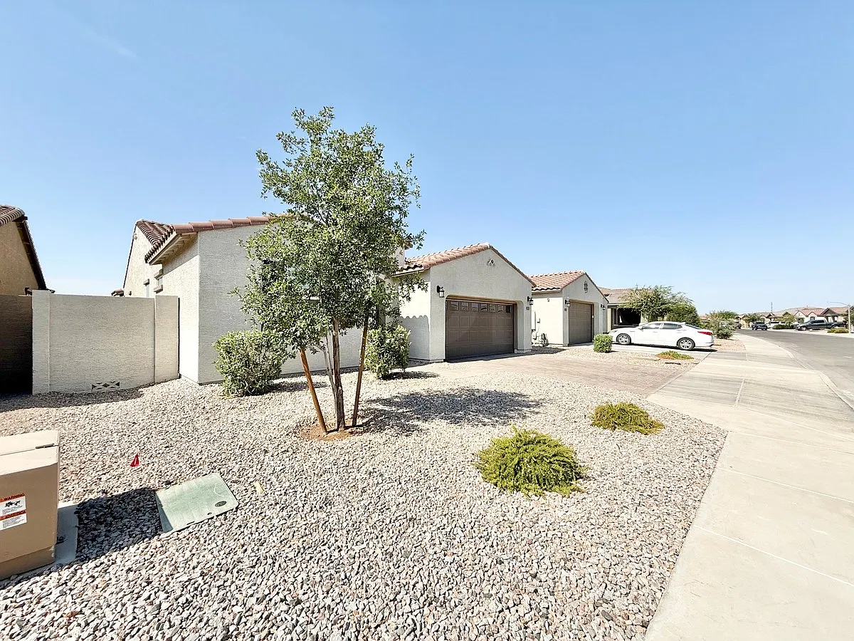3 bed, 2.0 bath, 1902 sqft, $1,999 — Photo 2