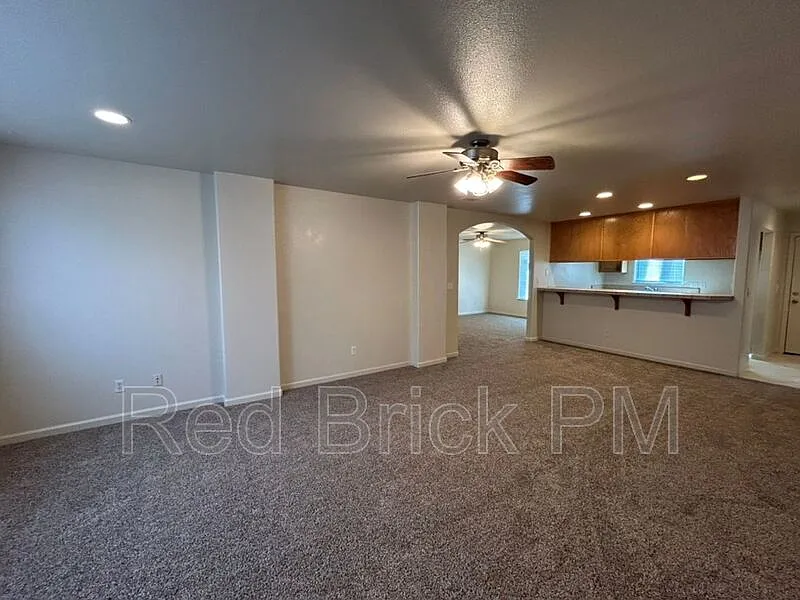 3 bed, 2.5 bath, 1817 sqft, $1,800 — Photo 2