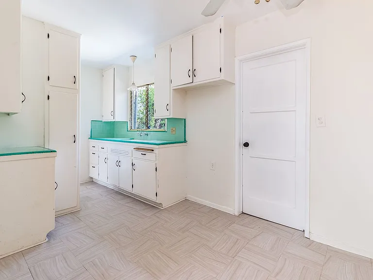 2111 Charlotte St — Photo 7