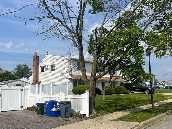 3rd image of 7 Old Oak Ln
