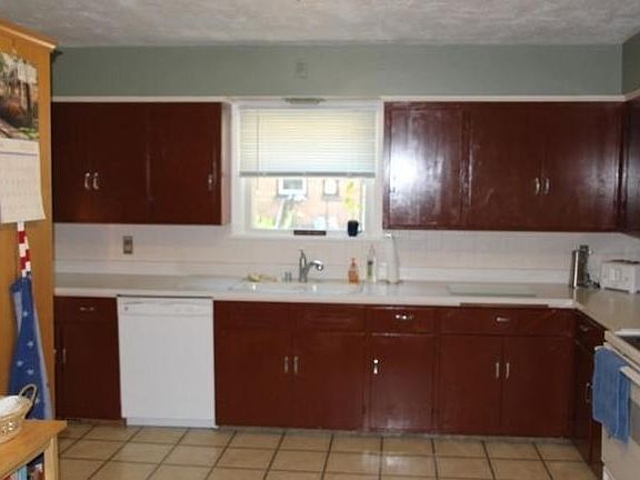 5th image of 630 N Hine Ave