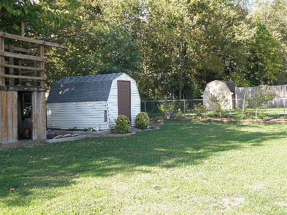 3rd image of 130 Oakview Dr