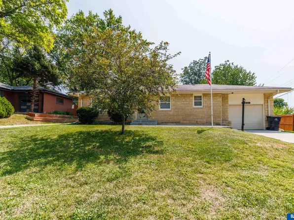 2321 Saint Thomas Dr, Lincoln, NE 68502