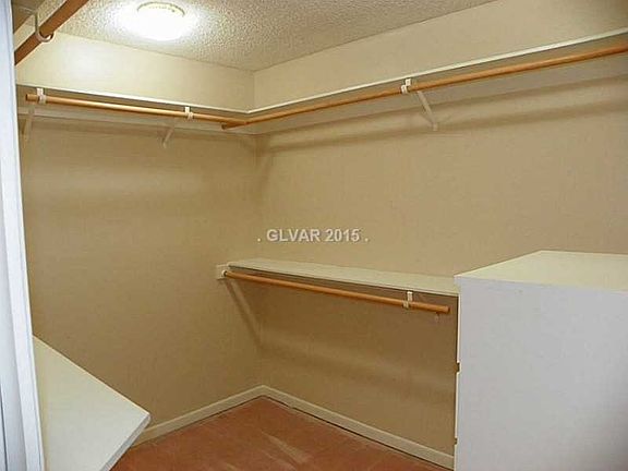 4th image of 319 Park Way E