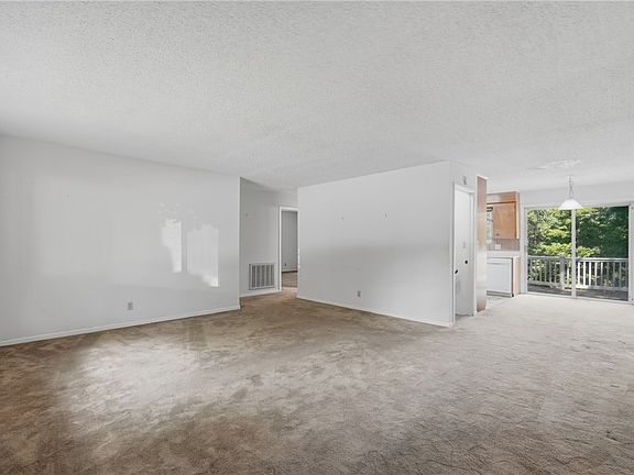 5th image of 16 College St