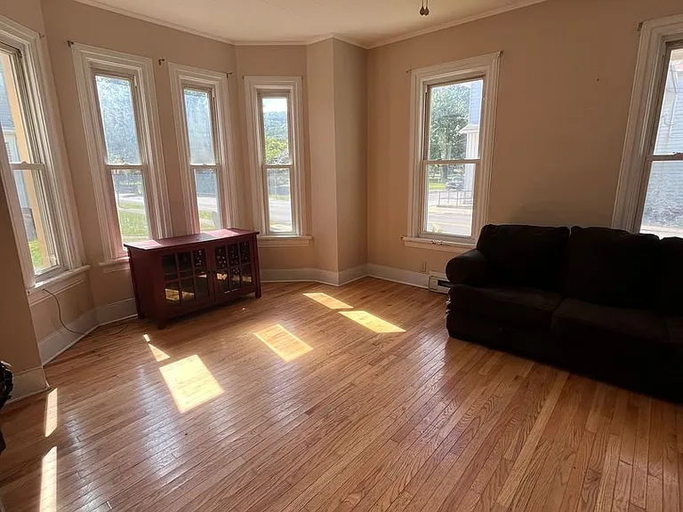 325 Walnut St — Photo 1