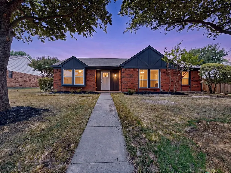215 Aspenway Dr — Photo 1