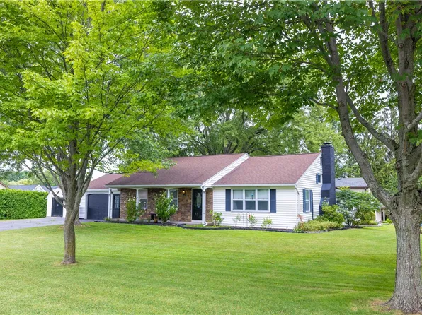 2 Coventry Dr, Spencerport, NY 14559